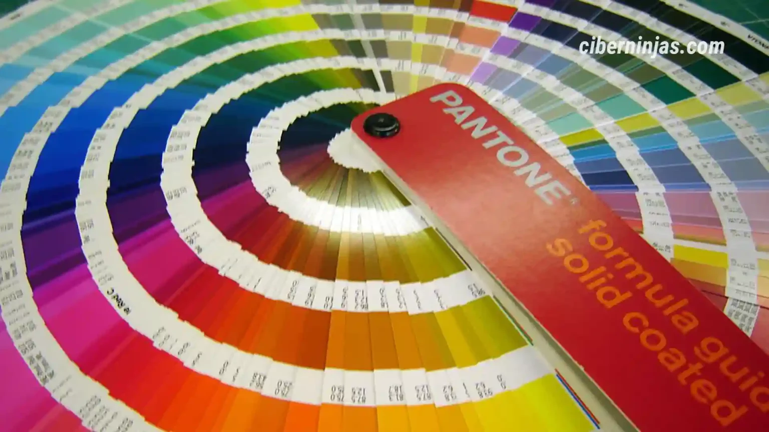 Pantone quiere cobrar 15 dólares al mes por usar sus colores en Photoshop
