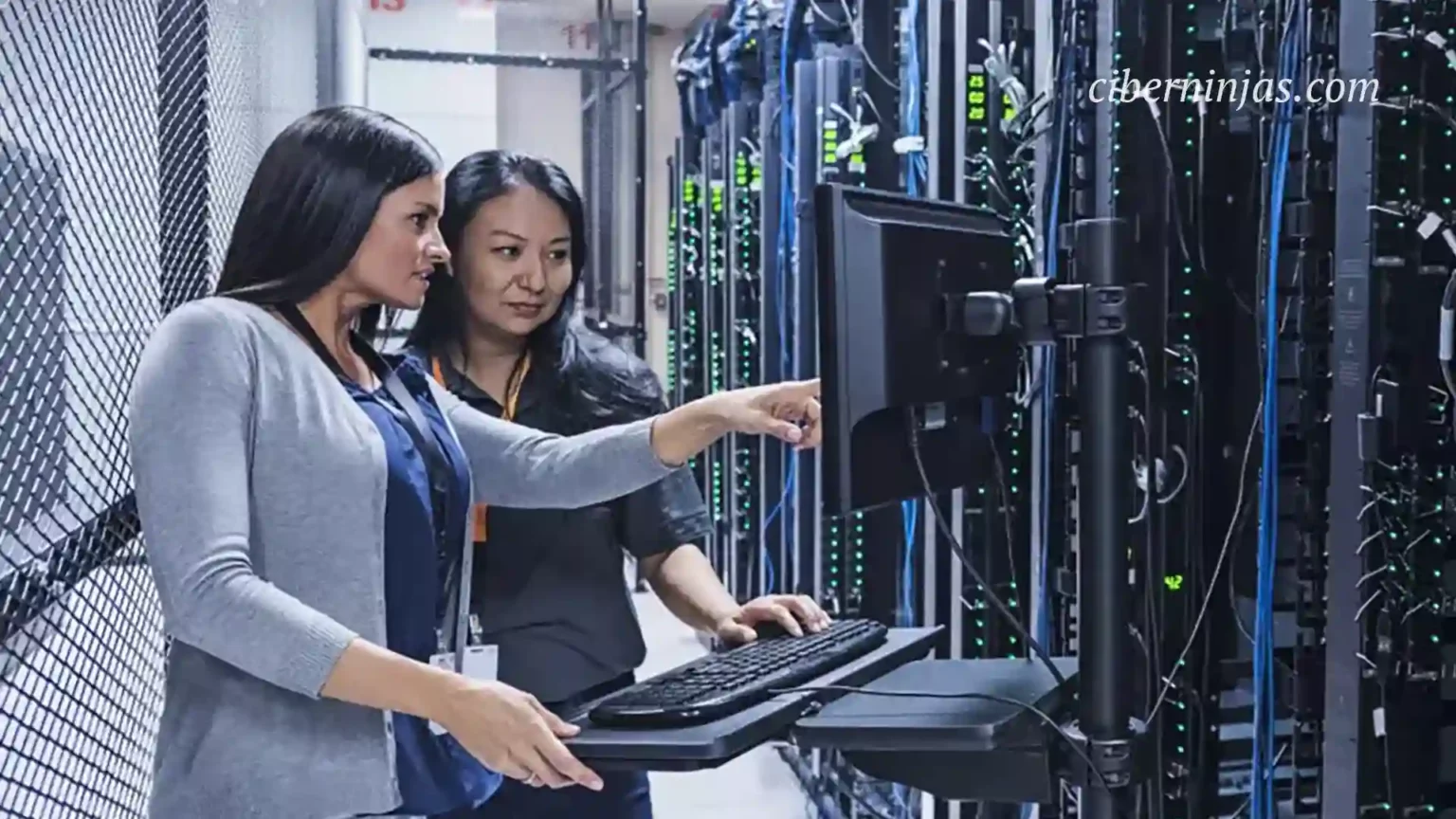 Mujeres trabajando en grandes servidores que pueden sufrir para integrar el hardware de los procesadores que se crearán en el futuro