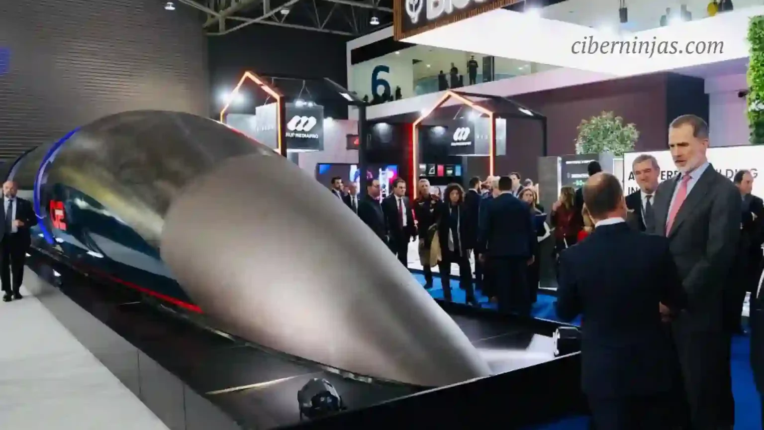 ¡Hyperloop aturde a las multitudes en el MWC con su revolucionario sistema de viaje!