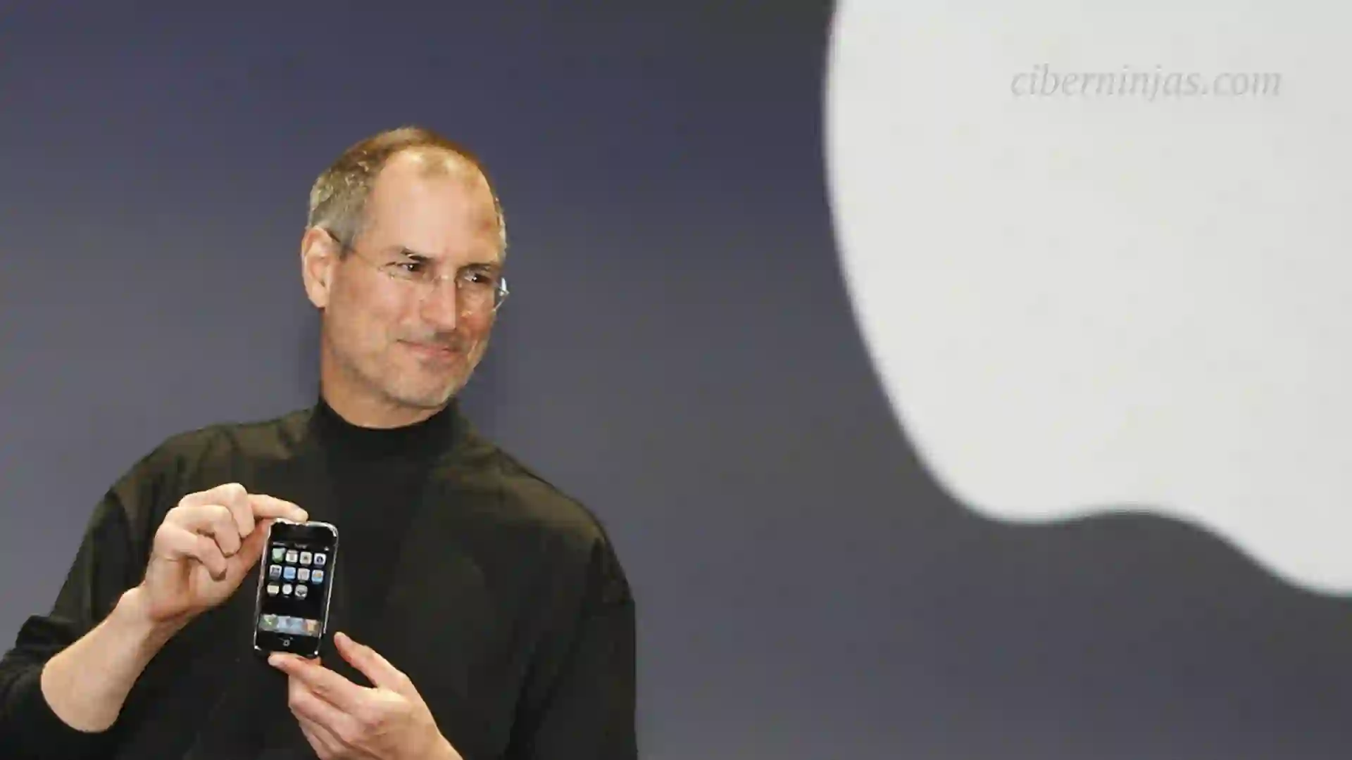 Steve Jobs en el momento histórico de la presentación del primer iPhone de la historia