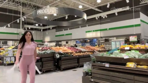 Staryuki hace un Naruto en el Centro de un Supermercado Comercial
