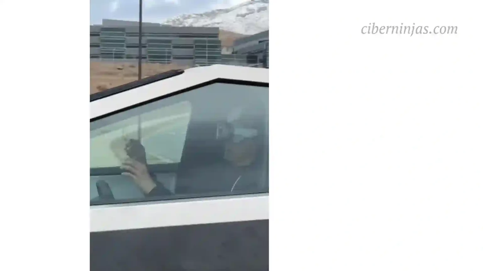 Conductor de Auto Tesla Pillado mientras Usa el Visor de Realidad Virtual de Apple Vision Pro