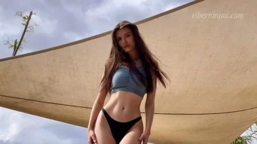 Mujer Gamer Fanática de Assasin´s Creed es Acusada de Sexualizarse por Publicar Imágenes en Bikini Mostrando su Cuerpo