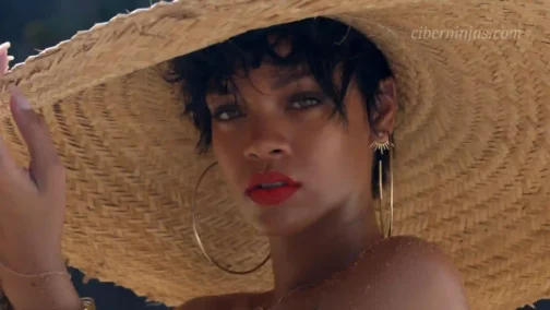 El Topless de Rihanna Exclusivo para Vogue Brasil y que Jamás Antes has Visto